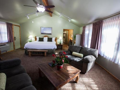 a living room with a bed and a couch at Flanigan`s Resort and Spa in Springdale