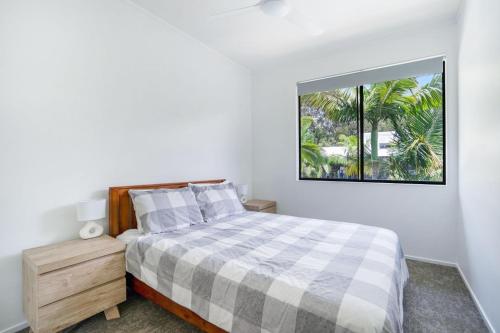 une chambre blanche avec un lit et une fenêtre dans l'établissement Baden 96 - Rainbow Shores. Pool. Tennis court. Walk to beach, à Rainbow Beach