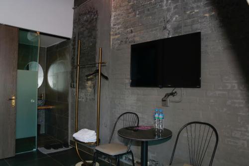 TV a/nebo společenská místnost v ubytování Lavender Hotel 202 - Nam Đuống, Thượng Thanh, Long Biên