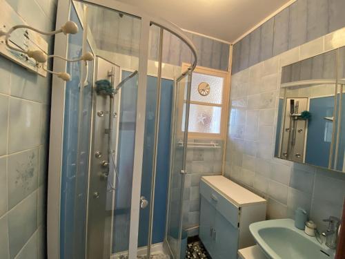 une salle de bain avec une douche, des toilettes et un lavabo dans l'établissement Holiday Home in Penestin near Mine d'Or Beach, à Pénestin