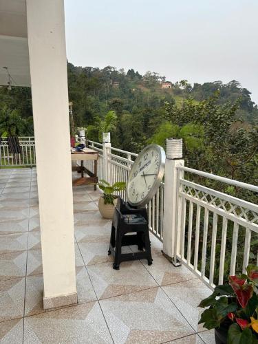 a clock sitting on the side of a porch at Casa independiente hermosa vista in Birigui