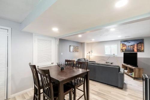 Beautiful Home with Mountain Viewsにあるテレビまたはエンターテインメントセンター