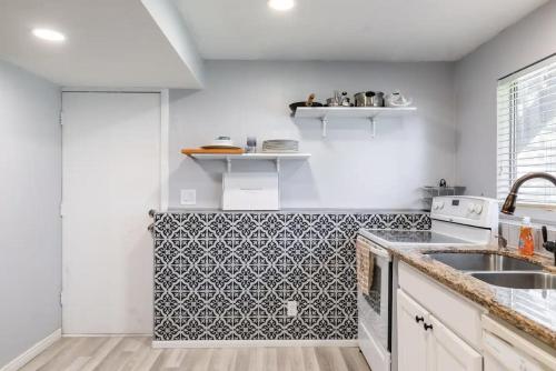 Beautiful Home with Mountain Viewsにあるキッチンまたは簡易キッチン