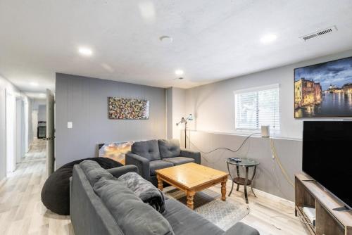 Beautiful Home with Mountain Viewsにあるテレビまたはエンターテインメントセンター