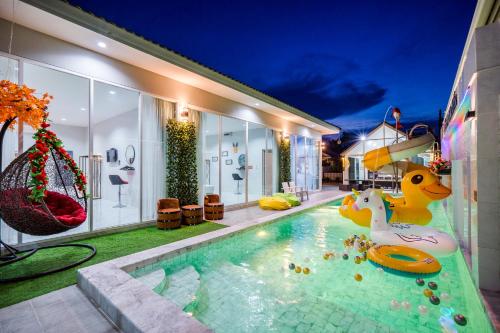 Bazén v ubytování Love Here Poolvilla หัวหิน nebo v jeho okolí