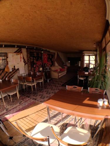 un soggiorno con tavoli e sedie in una stanza di Falcon Cave Suites a Göreme