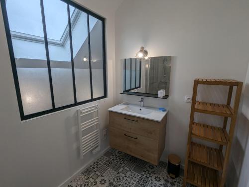 ChaingyにあるGîte 1 Les Ratys : charme, calme et confort près d'Orléans - FR-1-590-523のバスルーム(洗面台、鏡、窓付)