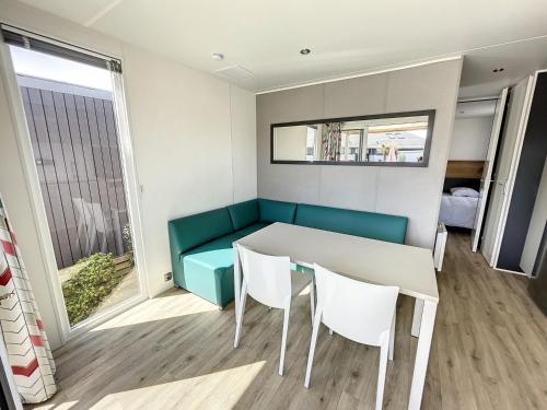 Photo de la galerie de l'établissement Mobil-home Grand Confort, 4 pers, 2 ch, Piscine chauffée, Wifi, Animaux, Parking - FR-1-361A-93, à Jullouville