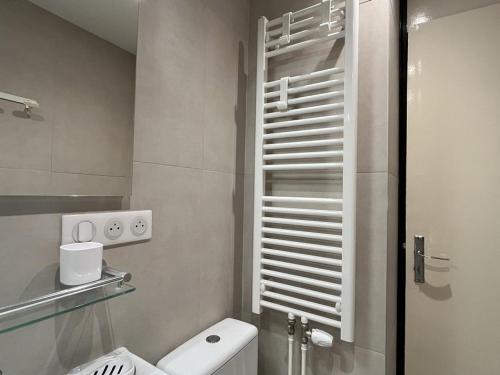 Elle comprend une petite salle de bains pourvue de toilettes et d'une fenêtre. dans l'établissement 3 pièces à Plagne Centre, proche commerces et Mont Blanc, animaux admis - FR-1-351-222, à La Plagne Tarentaise