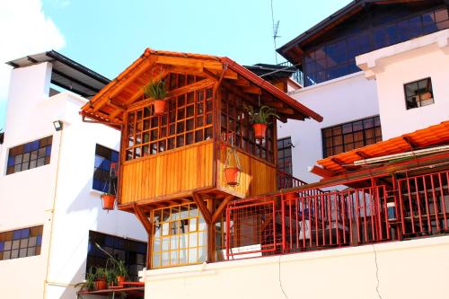 a tree house on the side of a building at Apart Hotel Loma Chica Quito in Quito