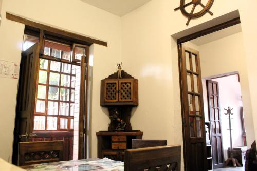a dining room with a table and a clock on the wall at Apart Hotel Loma Chica Quito in Quito