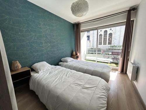 - 2 lits dans une chambre dotée d'un mur vert dans l'établissement Résidence Le Chateau Durieux 1 - Très cosy et chaleureux 2 pièces MAE-7941, à Aix-les-Bains