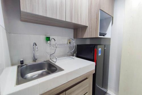 Η κουζίνα ή μικρή κουζίνα στο Comfort 1BR at Amartha View Apartment By Travelio