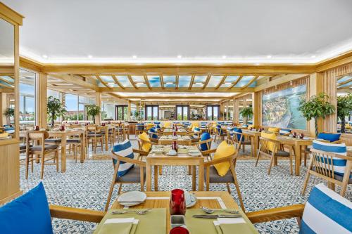 会安Wafaifo Resort Hoi An的有木桌椅的餐厅