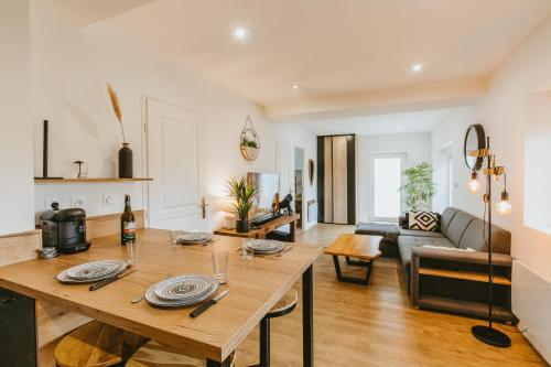 un salon avec une table et un canapé dans l'établissement Le Granier, une évasion aux pieds des Bauges 0, à Leysse