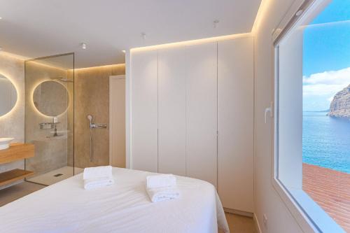 Postel nebo postele na pokoji v ubytování Blue Haven - Ocean View Penthouse with private jacuzzi