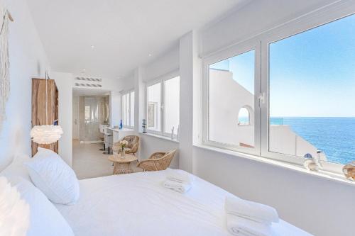 Postel nebo postele na pokoji v ubytování Blue Haven - Ocean View Penthouse with private jacuzzi