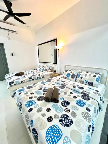 Ένα ή περισσότερα κρεβάτια σε δωμάτιο στο 7STAY STUDIO at Kuala Terengganu for 2-4Pax -20min to MayangMall-Drawbridge-PasarPayang