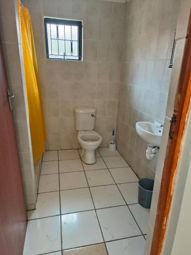 une salle de bain avec toilettes et lavabo dans l'établissement Rozza Self-catering Accommodation, à UTW