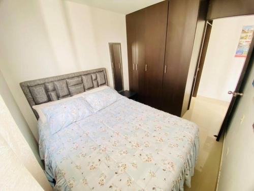 Katil atau katil-katil dalam bilik di Apt 807 2BR, WiFi, Pool, Gym, Close to universities