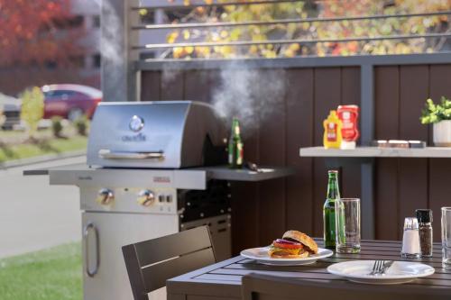 a grill with a sandwich on a table with a table gmaxwell gmaxwell gmaxwell at Candlewood Suites Middletown - Goshen by IHG in Middletown