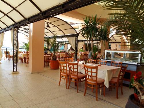 Ресторант или друго място за хранене в Menada Apartments in Grand Hotel Sveti Vlas