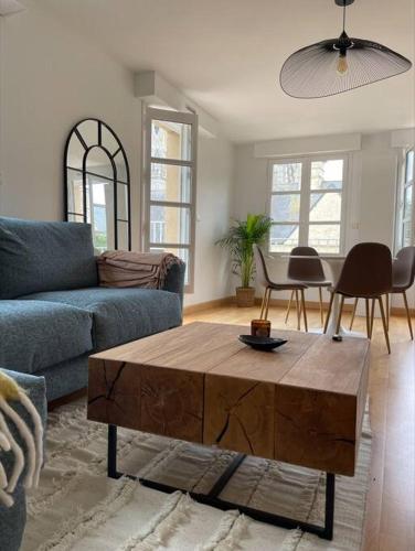 un salon avec un canapé et une table basse dans l'établissement Duplex avec terrasse face à la cathédrale, à Bayeux