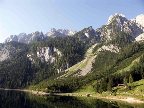 a mountain range with a lake in the foreground at Ferienwohnung Peter Egger in Gosau