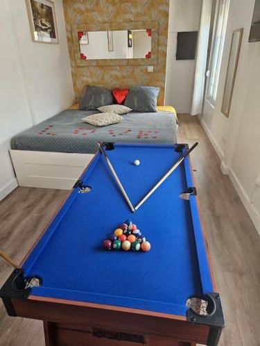 - un billard dans une chambre avec un lit dans l'établissement Maison chaleureuse avec jaccuzi au cœur deSoissons, à Soissons