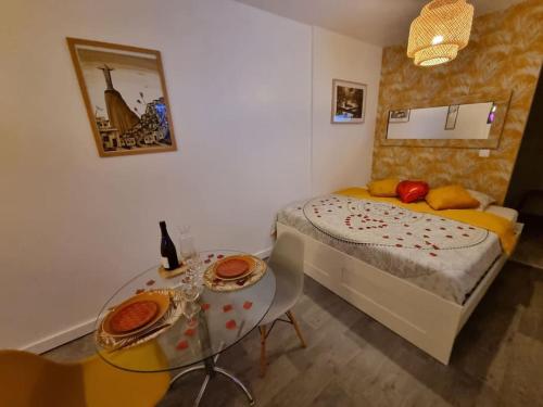 une petite chambre avec un lit et une table dans l'établissement Maison chaleureuse avec jaccuzi au cœur deSoissons, à Soissons