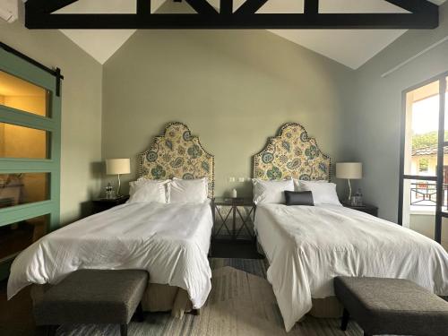a bedroom with two beds and a window at Boutique Hotel La Casona in Valle de Ángeles