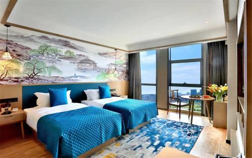 une chambre d'hôtel avec deux lits et une grande fenêtre dans l'établissement Mehood Lestie, Nantong Tongzhou New Century Avenue, à Nantong