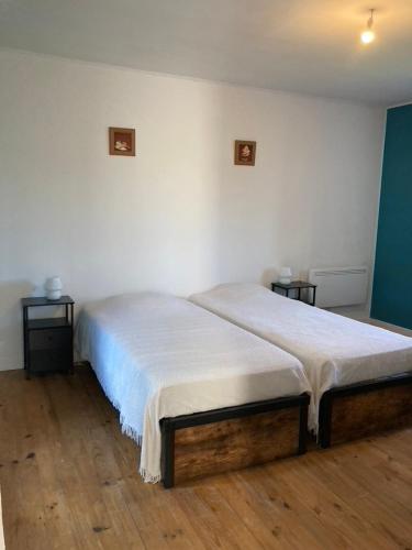 - une chambre avec 2 lits et 2 tables de chevet dans l'établissement Gîte de L'Aure proche Plages Omaha Beach, à Trévières