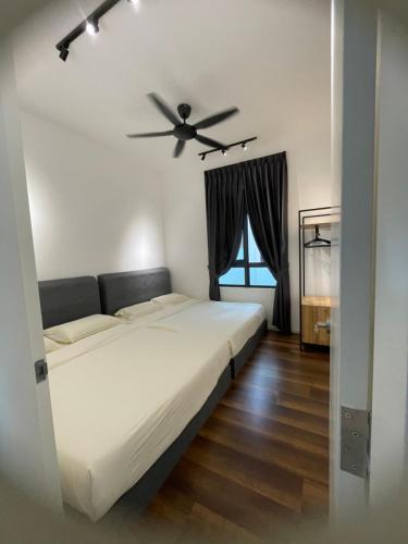a bedroom with a bed and a ceiling fan at Sunway City Ipoh Tambun Onsen Cozy Retreat 8pax in Tambun