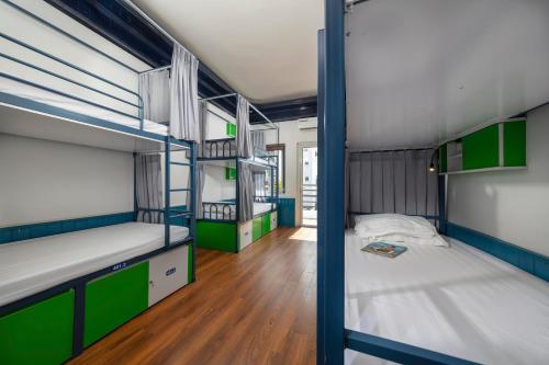 河内Hanoi Solo Hostel的一间有两张双层床和走廊的房间