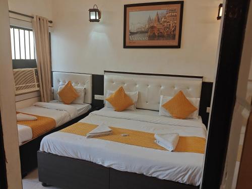 Postel nebo postele na pokoji v ubytování Hotel Sidhartha Walking Distance From TajMahal