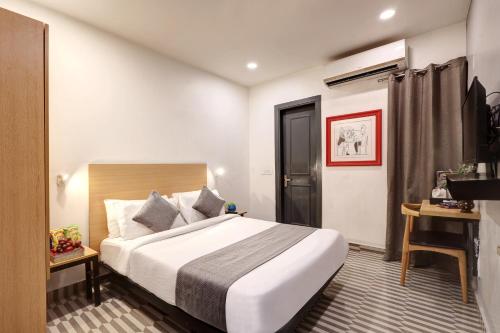 Hotel The Rasa Near Welcome Metro Stationにあるベッド