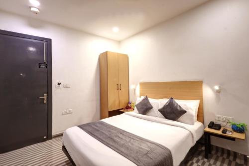 Hotel The Rasa Near Welcome Metro Stationにあるベッド