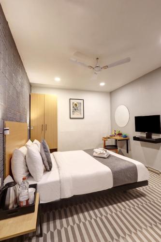 Hotel The Rasa Near Welcome Metro Stationにあるベッド