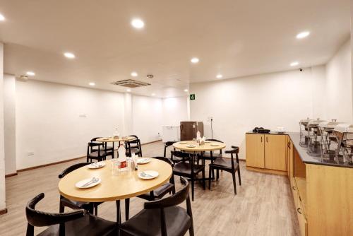 Hotel The Rasa Near Welcome Metro Stationにあるシーティングエリア