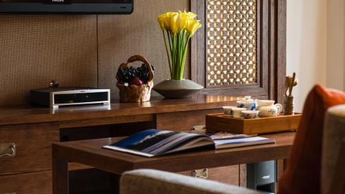 Μια τηλεόραση ή/και κέντρο ψυχαγωγίας στο InterContinental Lijiang Ancient Town Resort by IHG