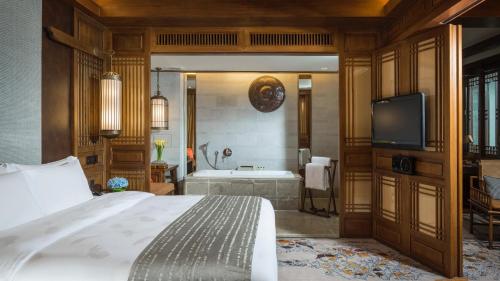Ένα ή περισσότερα κρεβάτια σε δωμάτιο στο InterContinental Lijiang Ancient Town Resort by IHG