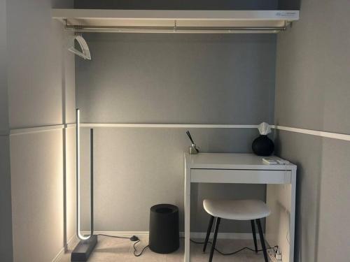 a room with a desk and a chair and a table at AMP FLAT Hontosu in Tashiro