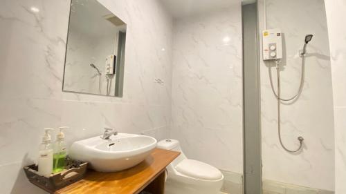 Koupelna v ubytování A Plus Hotel