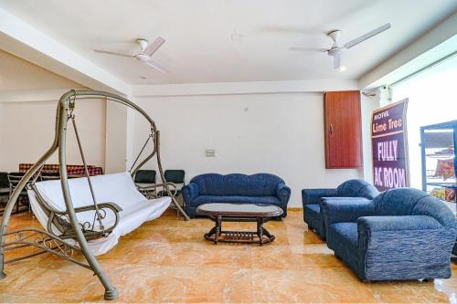 Ruang duduk di FabHotel Lime Tree Near Yashobhoomi Convention Centre