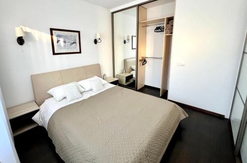 una camera da letto con un letto grande e un bagno di Zygio Apartamentai a Vilnius