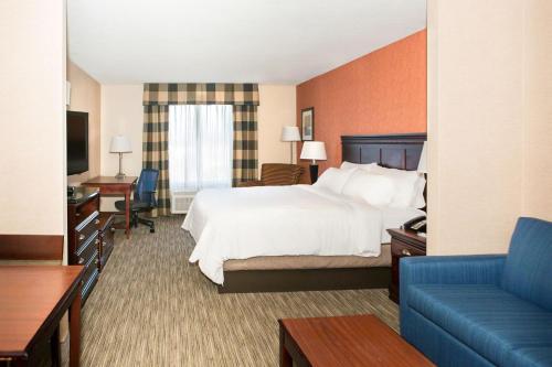 Кровать или кровати в номере Holiday Inn Express & Suites by IHG Chambersburg by IHG