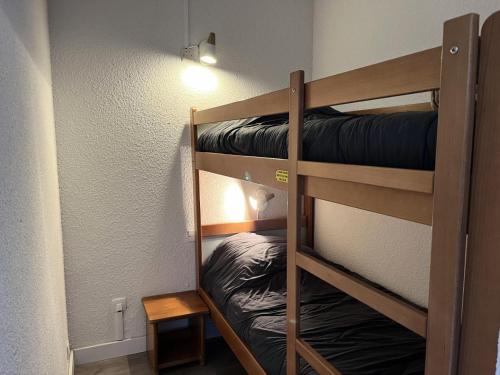 une chambre avec deux lits superposés dans une pièce dans l'établissement Résidence Balcons Du Soleil 1 - T2/6pers BALCONS DU SOLEIL 71- Peyresourde MAE-9404, à Germ