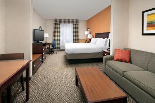 Телевизор и/или развлекательный центр в Holiday Inn Express & Suites by IHG Chambersburg by IHG