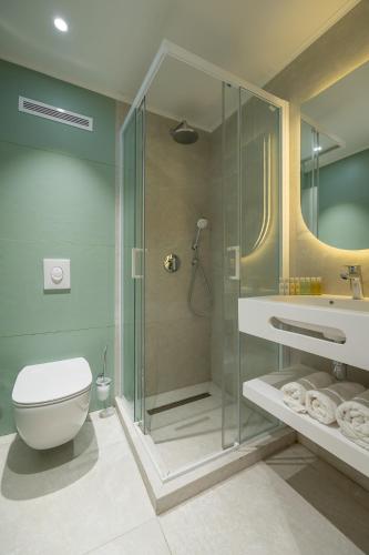 Bilik mandi di Bavaria Blu Hotel and Conference Centre